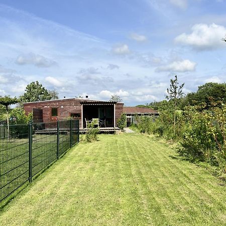 Vrijstaand Chalet Met Veel Buitenruimte En Veranda Zuid-Scharwoude Exteriör bild