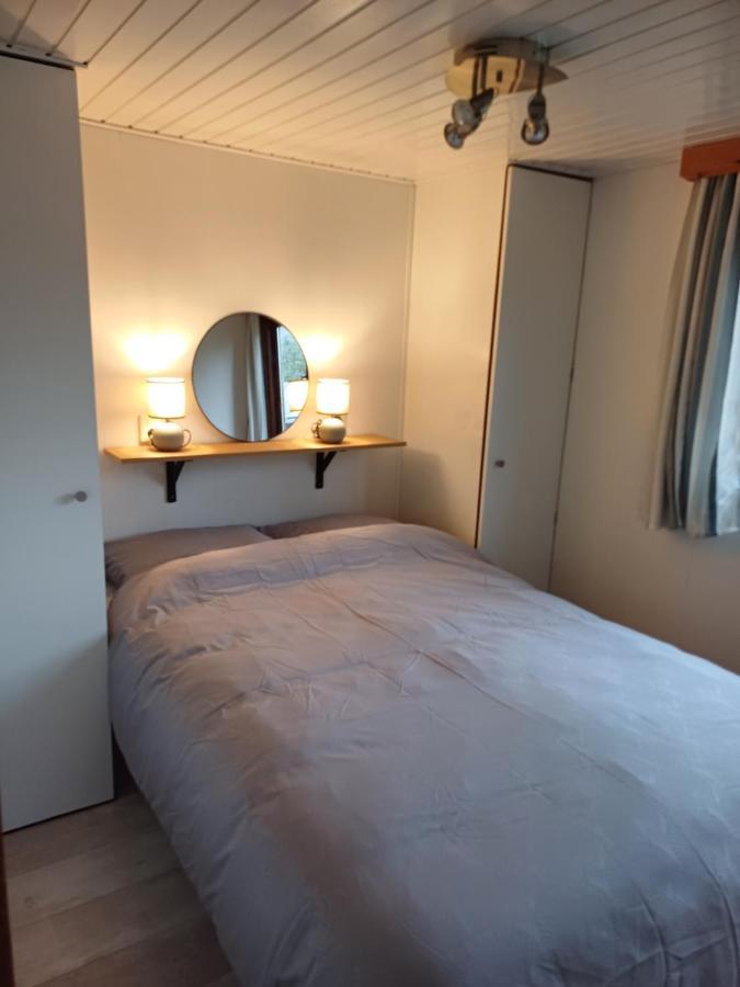 Vrijstaand Chalet Met Veel Buitenruimte En Veranda Zuid-Scharwoude Exteriör bild