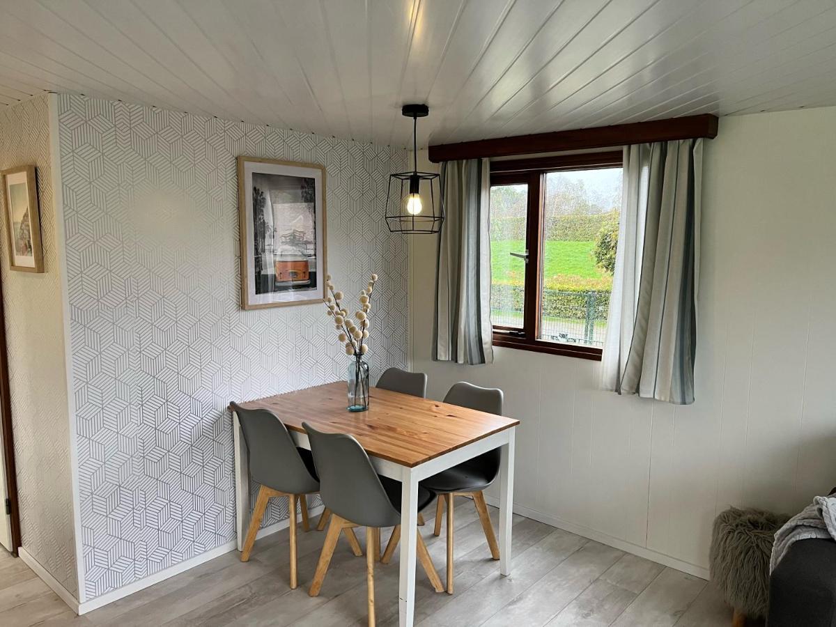 Vrijstaand Chalet Met Veel Buitenruimte En Veranda Zuid-Scharwoude Exteriör bild