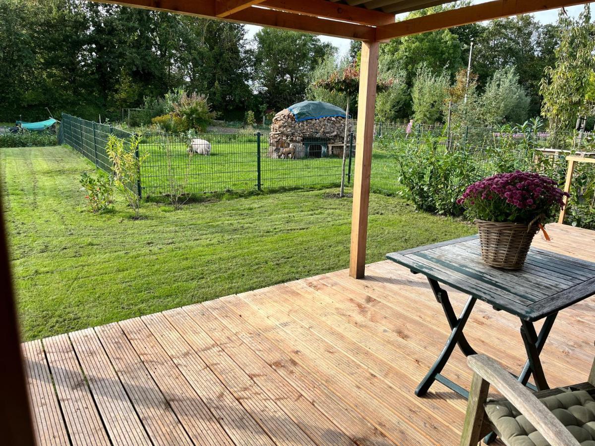 Vrijstaand Chalet Met Veel Buitenruimte En Veranda Zuid-Scharwoude Exteriör bild