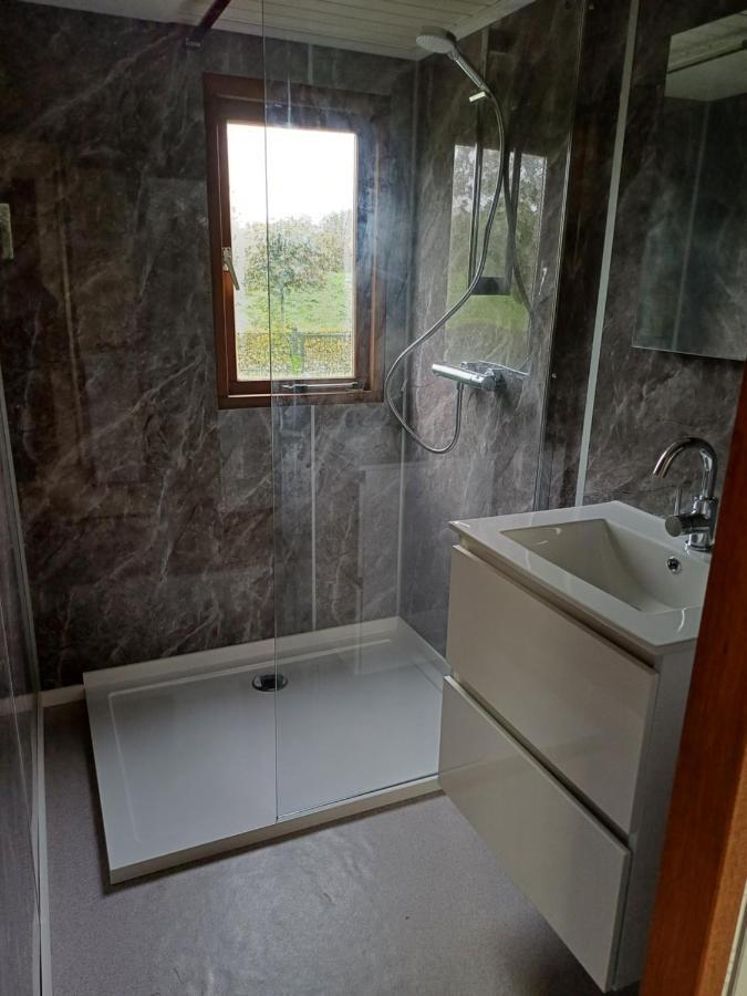Vrijstaand Chalet Met Veel Buitenruimte En Veranda Zuid-Scharwoude Exteriör bild