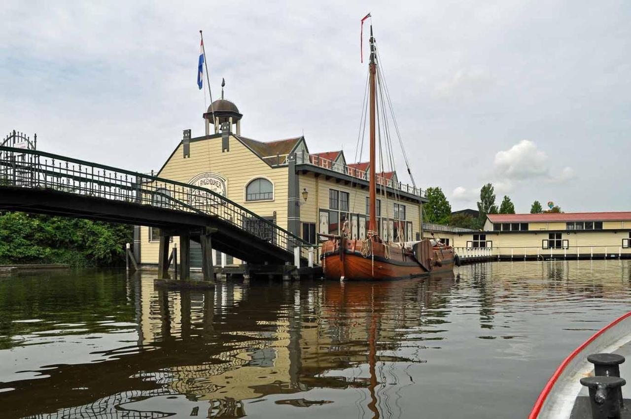 Vrijstaand Chalet Met Veel Buitenruimte En Veranda Zuid-Scharwoude Exteriör bild