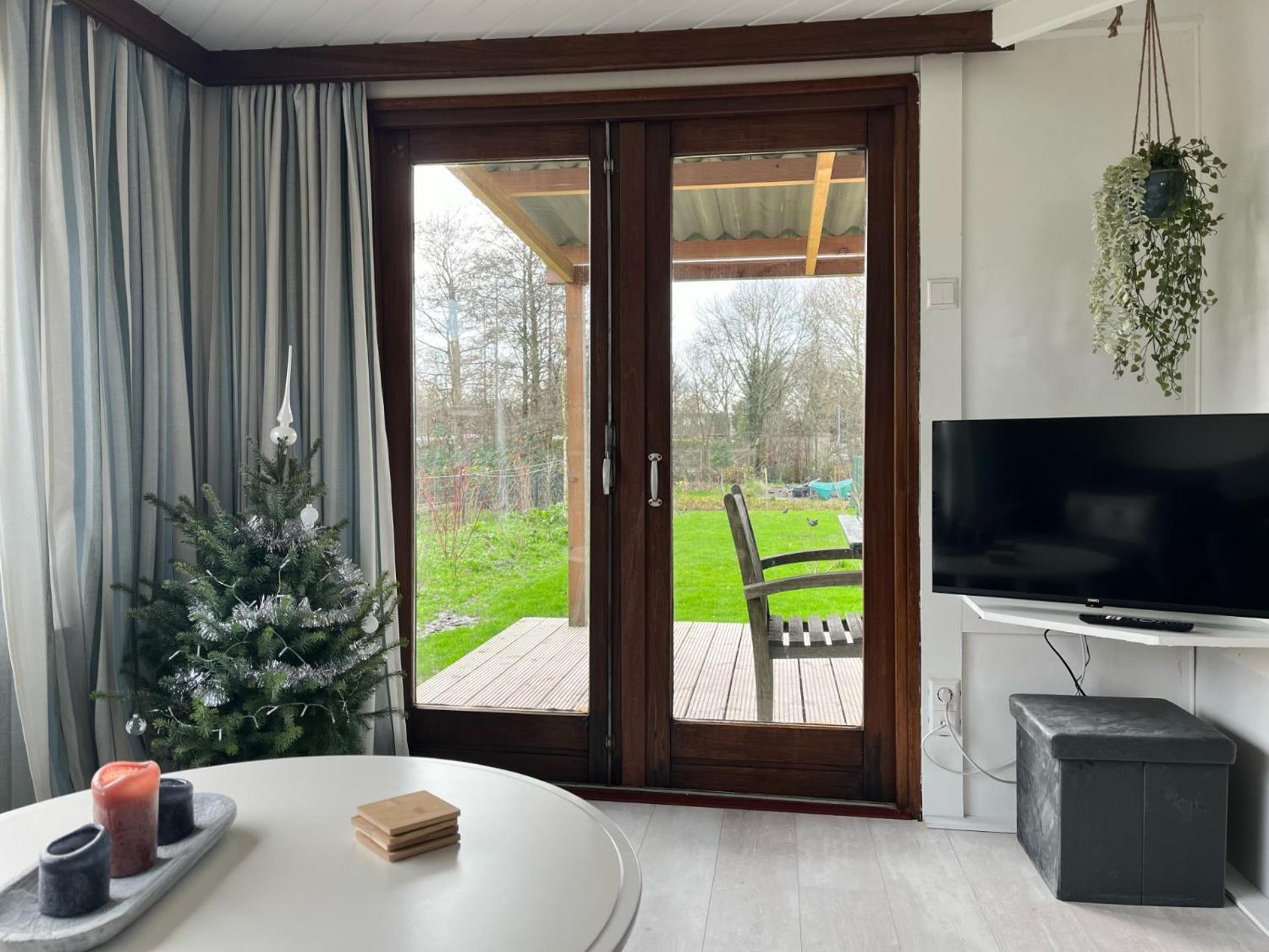 Vrijstaand Chalet Met Veel Buitenruimte En Veranda Zuid-Scharwoude Exteriör bild
