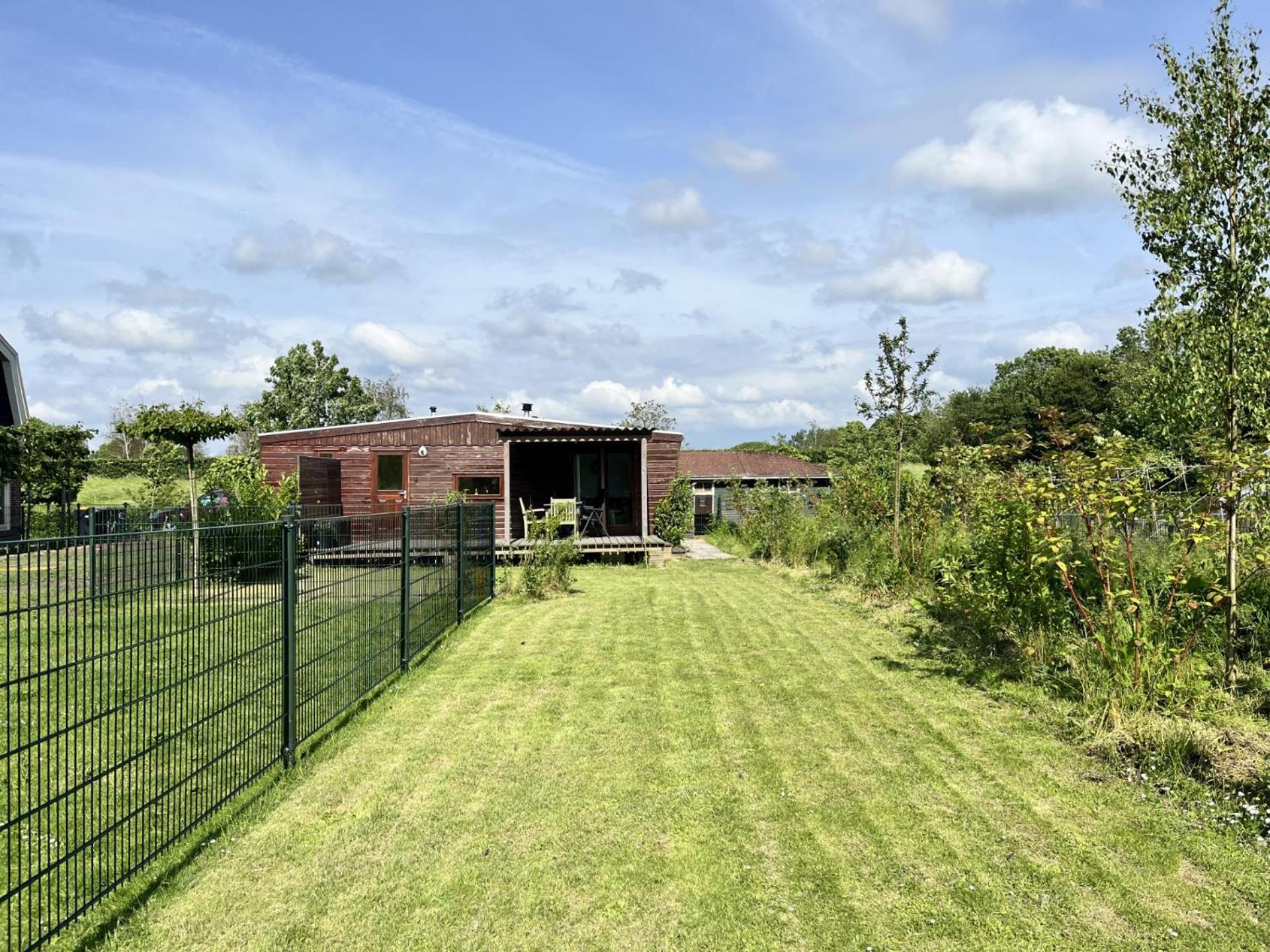 Vrijstaand Chalet Met Veel Buitenruimte En Veranda Zuid-Scharwoude Exteriör bild