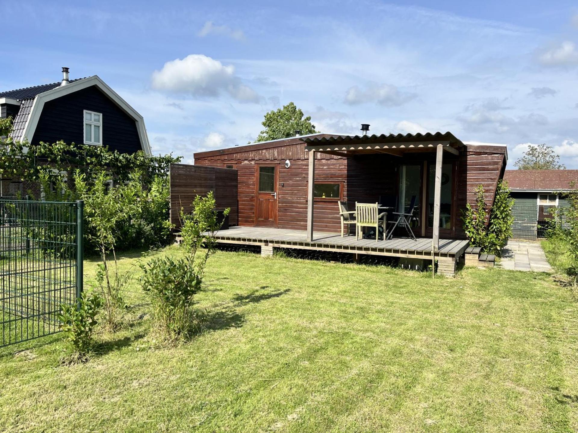 Vrijstaand Chalet Met Veel Buitenruimte En Veranda Zuid-Scharwoude Exteriör bild