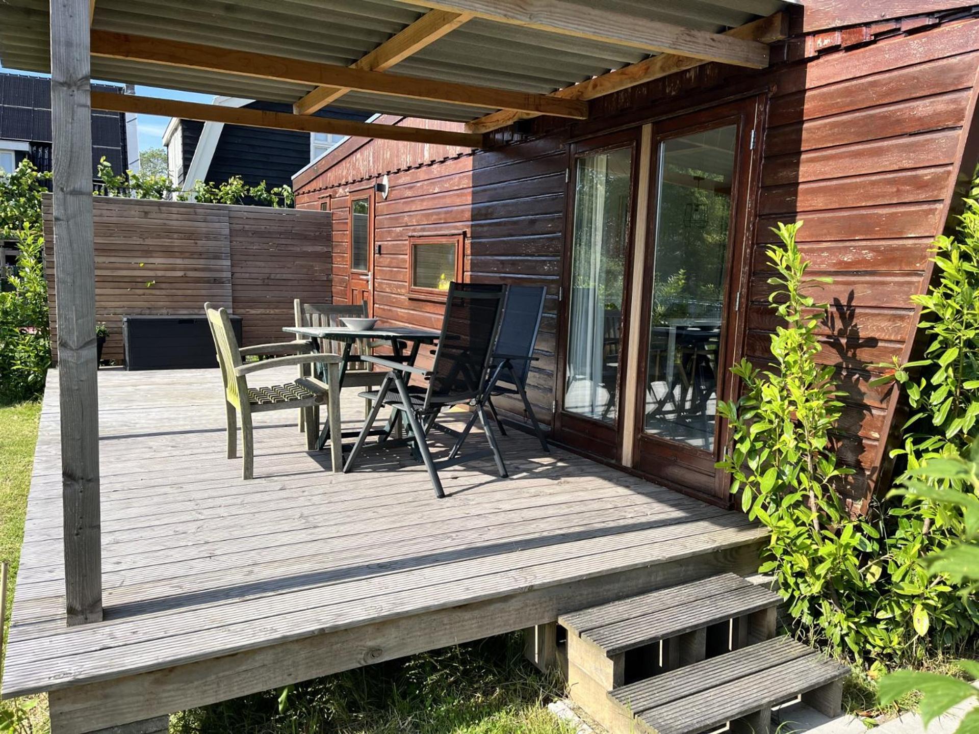 Vrijstaand Chalet Met Veel Buitenruimte En Veranda Zuid-Scharwoude Exteriör bild