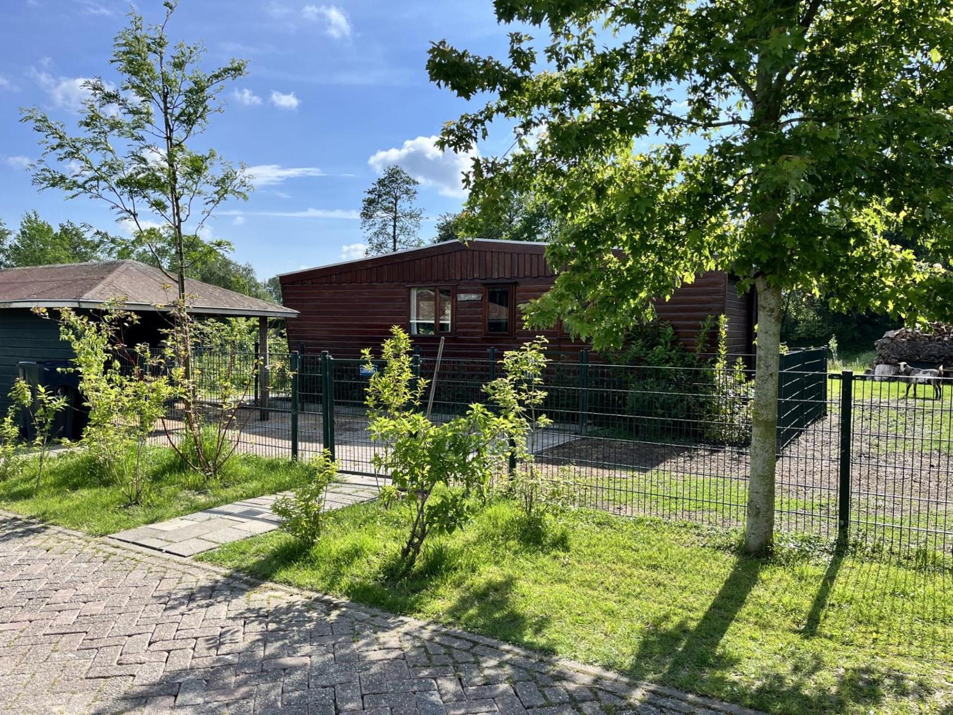 Vrijstaand Chalet Met Veel Buitenruimte En Veranda Zuid-Scharwoude Exteriör bild